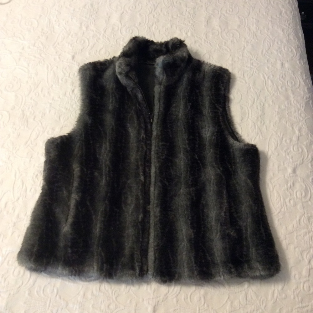 Reversible faux fur vest- gray, white, black ♠️